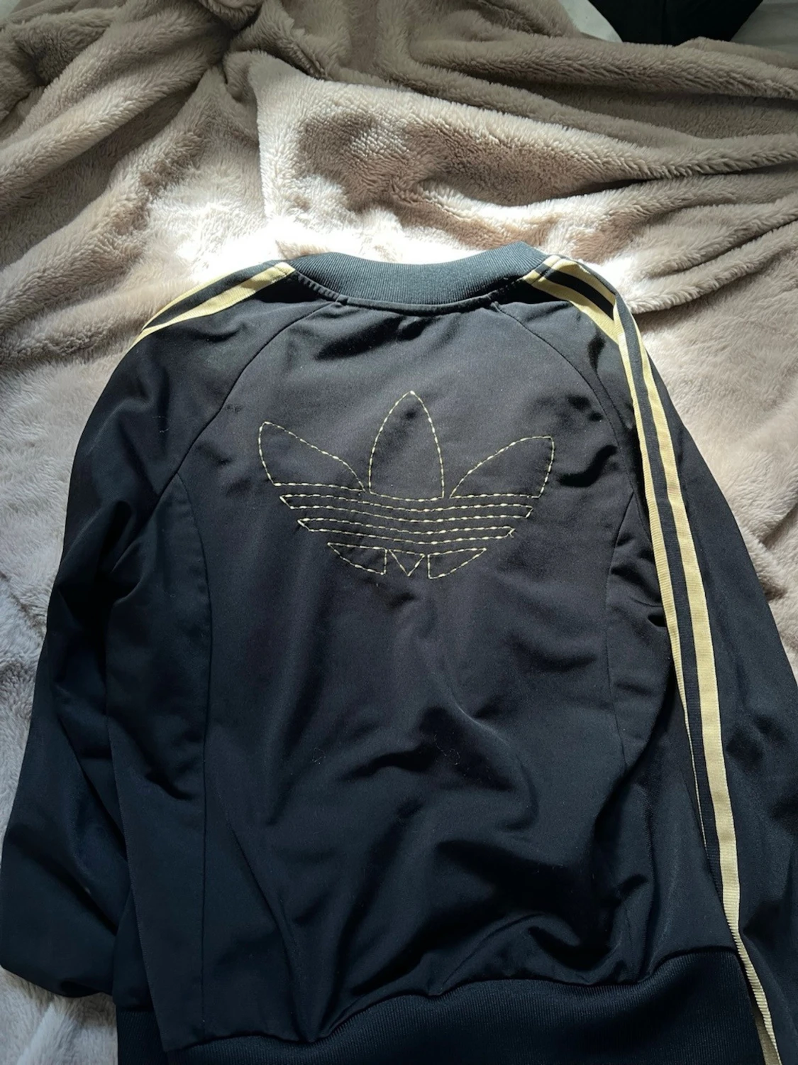 Svart Adidas track jacket med guld ränder - 2