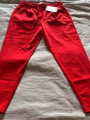 Ichi kostymbyxor - Storlek M - IHKate Pa - Ny med prislapp! Ichi kostymbyxor - Storlek M IHKATE PA Färg: 191763 Racing Red Ordinarie pris: 499.95kr