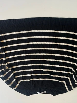Randig svartvit tröja från Zara - Svart tröja med vita horisontella ränder från Zara. 