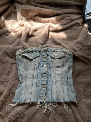 Denim korsettopp med knappar - Trendigt denim korsettopp med knappar storlek Xs från Zara