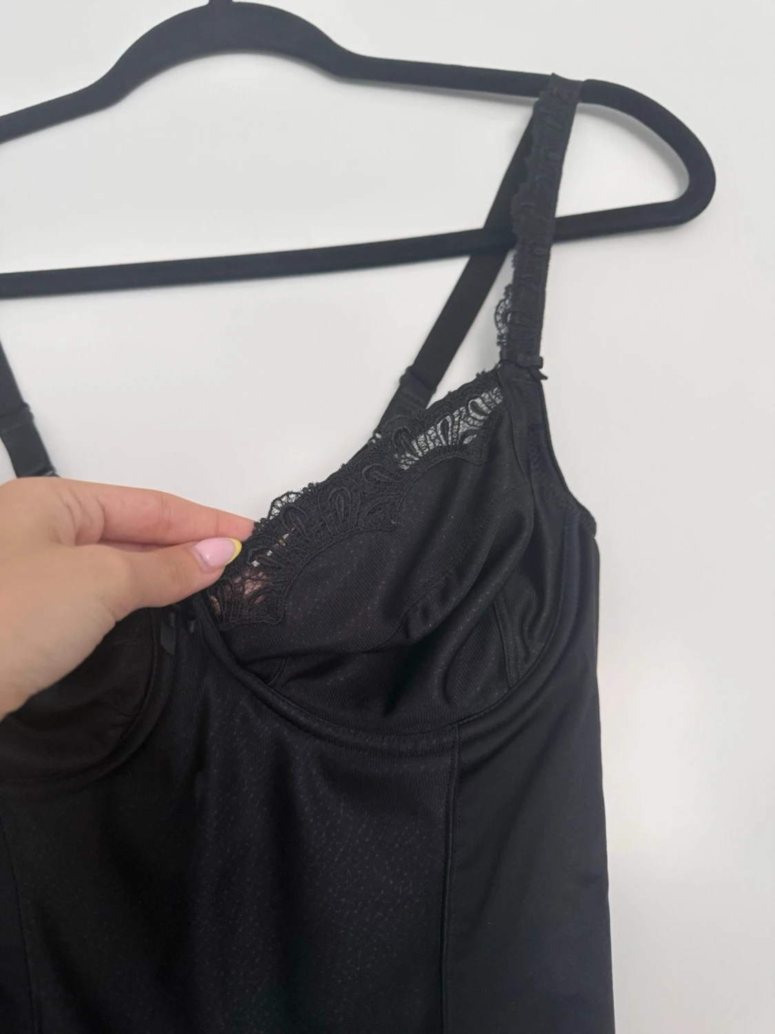 Svart body med spetsdetaljer - 1