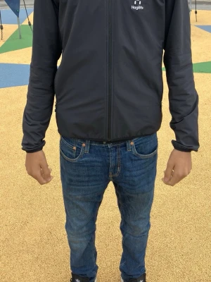 Svart vindjacka från Haglöfs - Säljer en svart vindjacka från Haglöfs med minimalistisk design och dragkedja framtill. Jackan har diskret logga på bröstet och är tillverkad i ett lätt och smidigt material som passar perfekt för blåsiga dagar. Lång ärm och enkel passform. Pris kan diskuteras!