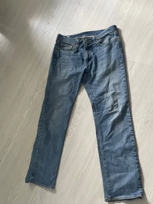 Blå 514 jeans från Levi's - Blåa raka jeans från Levi’s i modellen 514, storlek W33 L32. Bra skick. Skriv privat för fler bilder eller funderingar💕