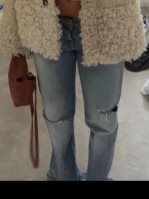 Zara jeans - Säljer dessa slutsålda Zara jeans, i storlek 36. Knappt använda o perfekta ❤️❤️🧘‍♀️