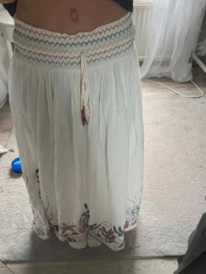 Långkjol - Långkjol med detaljer, nypris 699kr på Zara, finns inte att köpa längre. Använd en gång så den är i fin skick, därav priset! Storlek S. Hör av dig vid eventuella frågor 🩷🩷