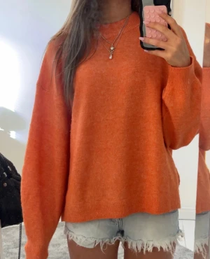 Stickad tröja korall - Populär och såå fin korall/orange stickad tröja 😍😍 passar som S/M