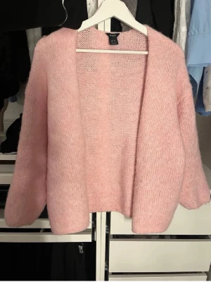 Cardigan  - Grå och rosa kofta från Lindex. M/L. Gråa koftan lite nopprig