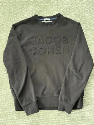 Stilren svart Jacob Cohen Sweatshirt/Crewneck - Svart Stilren och väldigt efterfrågad Jacob Cohen Sweatshirt/Crewneck. Skönt material, använd ett par gånger