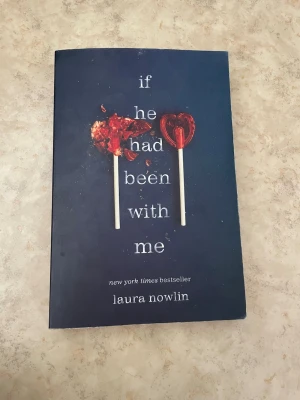 If He Had Been With Me av Laura Nowlin - En populär ungdomsroman med mörkblått omslag och två röda klubbor, varav en är krossad. Boken är på engelska och är en New York Times bestseller. Perfekt för dig som gillar känslosamma och gripande berättelser om kärlek och vänskap.