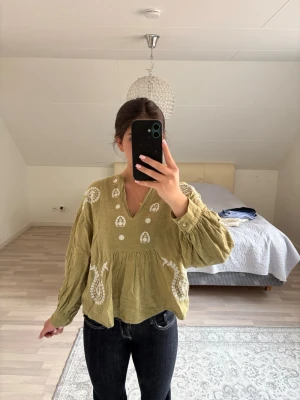 Zara tröja!😍 - En väldigt fin Zara tröja som säljs pågrund av att den inte kommer till användning🩷Skicka dm om ni är intresserade!🥰