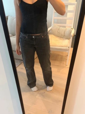 Weekday Arrow 30/32 - Säljer ett par svarta raka jeans från Weekday, jeansen har en avslappnad passform. Perfekta för en cool och avslappnad stil. Är 167 som längd referens 