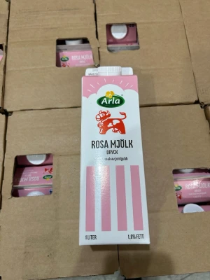 Arla Rosa Mjölk dryck jordgubb - En liter rosa mjölkdryck från Arla med smak av jordgubb. Förpackningen är rosa och vit med en röd ko på framsidan och praktiskt skruvlock. Perfekt för dig som gillar smaksatt mjölk och vill testa något nytt. Bäst före 24/06-26.   1x 140kr 2x 200kr 3x 250 4x 400