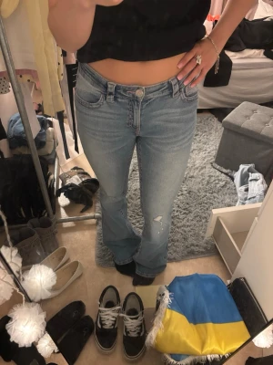  bootcut jeans med rosa detaljer - Har använt 1 gång och har tvättade, storlek 170 passar S/M dom är justerbara i midjan 