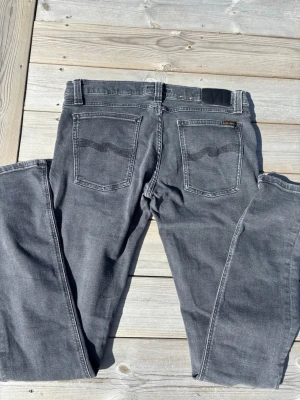 Nudie jeans - Säljer dessa snygga nudie jeansen i modellen long john, storlek w32, L34!          De är i mycket fint skick, inga defekter!       Kom gärna med frågor och prisförslag 😊