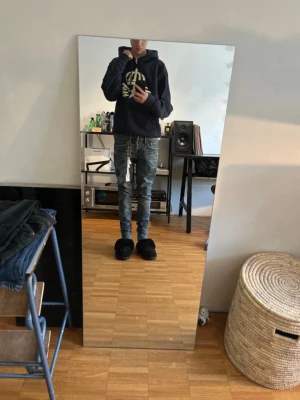 Blå slim fit purple jeans med slitningar - Säljer mina mörk blå jeans med slitningar från purple brand dem är knappt andvända