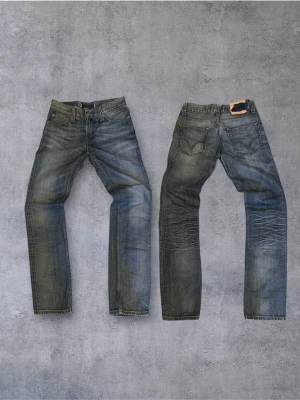 Sjukt feta Levi's 511 i straight fit - Klassiska blå jeans från Levi's med rak passform och snygga slitningar på benen. Jeansen har fem fickor, normal midja och är tillverkade i bomull. Perfekta för en avslappnad och stilren look. Straight fit sjukt najs