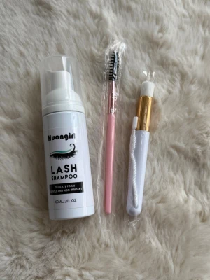 Fransschampo kit  - ✨ Lash shampoo kit – nytt/oanvänt ✨  Perfekt kit för rengöring av fransförlängning hemma.  Innehåller: • Lash shampoo 60ml • Rengöringsborste • Spoolie/fransborste  Allt är nytt och oanvänt. Ingen yttre plastförsegling då produkterna levererades så från leverantör.