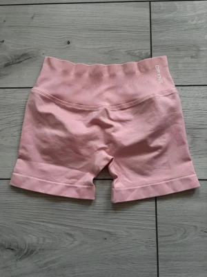 DFYNE impact - Säljer dessa jättefina DFYNE impact shorts pga att dom är för små💗 otroligt fina och i nyskick! längd 4”5 och är helt perfekt nu när det är lite varmare!! nypris på $49 ≈ 460 kr💗