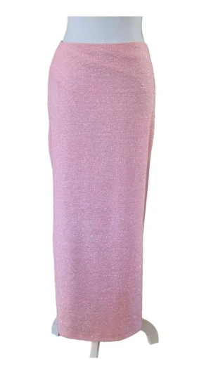 Rosa festkjol i storlek S. Nypris 399 kr - Rosa festkjol DKS Vogue i storlek S från BikBok. Nypris 399 kr. Knytband bak som håller kjolen snyggt uppe. Ingen resår i midja. Rosa foder insida. Rak halvlångt sprund sida nedtill. Material 100 % polyester. Midjebredd ca 40 cm och längd ca 90 cm. 1170/68