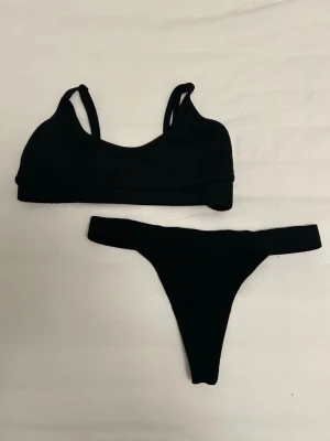 Underklädesset från NLY Lingerie - Svart underklädesset i ribbat material från NLY Lingerie. Överdelen och underdelen är i storlek S men storlekslappen är avklippt på underdelen. Överdelen har justerbara axelband. Aldrig använda. 