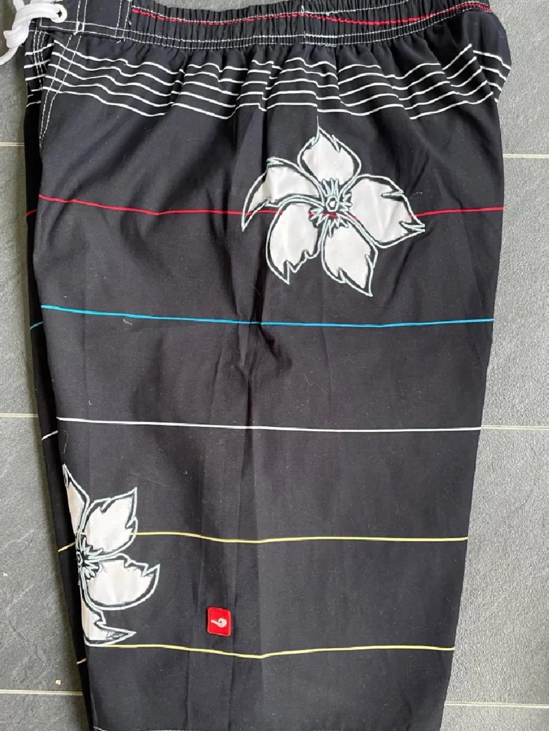Svarta boardshorts med blommor  - 2