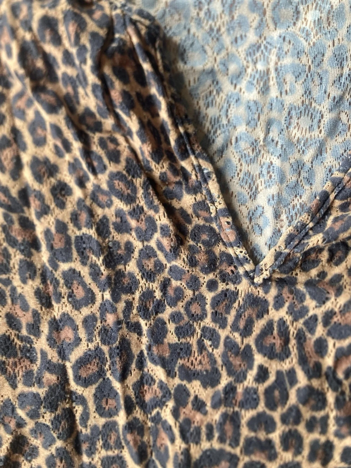 Leopardmönstrad v-ringad topp - 2