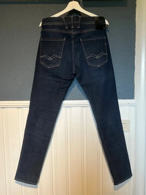 Replay jeans - Feta replay jeans i modellen anbass, storlek 31/32. Knappast något använda