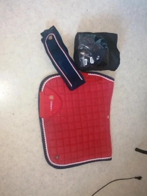Sett ifrån hööks  - Schabraket är en del använt och har vissa defekter som syns på bilderna stl full dressyrmodell och lindorna är använda 2 gånger fint skick stl full obs! Tvättas ej innan de postas
