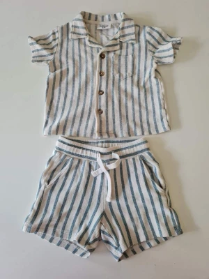 Kappahl pojkset - Komplett pojkset från Kappahl. I mycket bra skick. Storlek tröja 86/92. Storlek byxor 98/104.