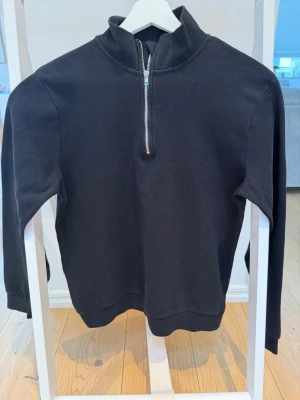 Svart half-zip från LMTD – stilren & tidlös ⭐ - Snygg svart half-zip från LMTD i kanonskick! Tröjan har en stilren design med silverfärgad dragkedja som ger en modern touch. Muddar vid ärmslut och nedtill för en bekväm och bra passform.  Perfekt både till vardags och när du vill klä upp dig lite extra – en riktig allroundfavorit i garderoben!  ✔ Mycket fint skick ✔ Enkel och tidlös design ✔ Djur- och rökfritt hem  Skicka gärna meddelande vid frågor eller intresse! 😊