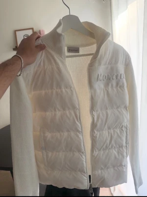 Moncler cardigan  - Moncler cardigan i helt ny skick. 