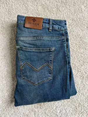 Morris jeans  - Snygga blåa jeans ifrån Morris. Enda defekten är att patchen på baksidan har börjat lossna lite i sömnen. Utöver det så är dem i väldigt bra skick! 