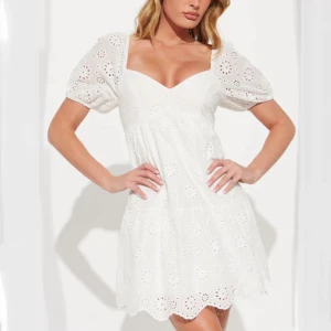 Vit sommarklänning - Superfin sommarklänning i storlek XS från Fashion Nova. Inget fel på den och aldrig använd så inga defekter. Säljer här då jag köpte flera klänningar till studenten och bestämde mig för en annan och sedan inte hann skicka tillbaka denna. Hade gärna behållit den själv om jag inte behövt pengarna. Hör av dig vid funderingar🩷