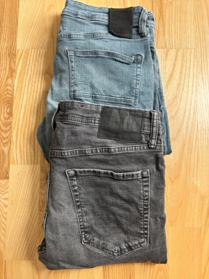 Jack & jones jeans 2 st - säljer dessa två jack & jones för endast 149kr! ena har håll i fickan men kan sys igen och andra har ett ihop sytt håll längst ner på byxan (syns knappt) båda är 32/32 - hör av dig vid minsta fundering!