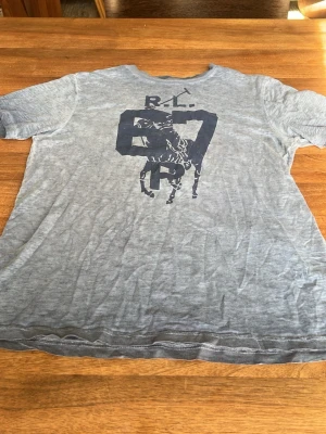 Polo t-shirt med 67 på -  Mörkblå polo Ralph Lauren T-shirt med 67 på bröstet
