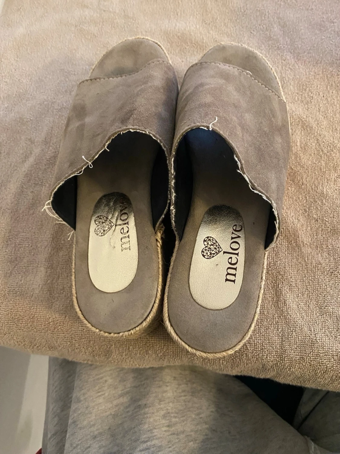 Beige platåsandaler från Melove