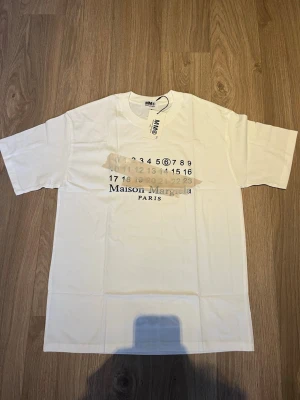 Maison Margiela tshirt - Helt ny Maison margiela T-shirt i storlek L, skickas snabbt!