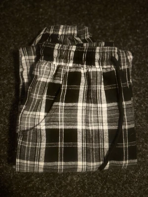 Rutiga pyjamasbyxor från SHEIN - Använd en gång så är i bra skick. Du betalar frakten.                                                                                Det är bara att höra av sig om du har funderingar🤗