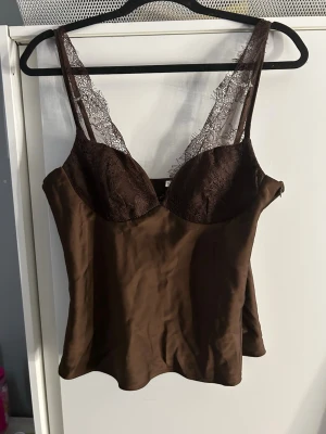 Brun spets linne  - Brun spets linne, perfekt nu när sommaren börjar. De står L men passar som S den är ganska liten i storleken. Den behövs strykas men är bra meterial och jätte fin choklad brun. Jag har aldrig använt den, då den är för liten för mig. 