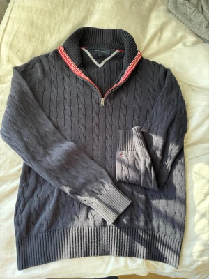 Tommy Hilfiger Quarter Zip - Riktigt fin och bra för årstiden! BESTÄLL MED POSTNORD OM MÖJLIGT