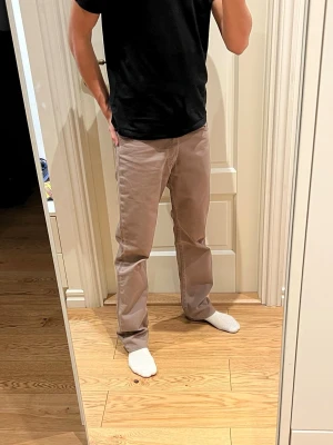 Bruna straight fit jeans från Levi's - Säljer ett par snygga beigea Levi's 511 jeans med en rak passform. De är tillverkade i bomull och perfekta nu till sommaren! Inga defekter. Storleken är W31/L34, men de passar som W29/L34. Tveka inte att ställa en fråga🙌