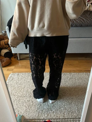 Spetsbyxor  - Spetsbyxor från jdy, jag är 157 och de är alldeles för långa för mig 😊 även inbyggda shorts 