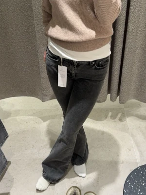 Svarta jeans från Gina  - Säljer mina nu för små jeans från Gina tricot. Älskar att dom är lite urtvättade. Materialet är väldigt skönt och stretchigt🖤 passar dig som har storlek xs/s