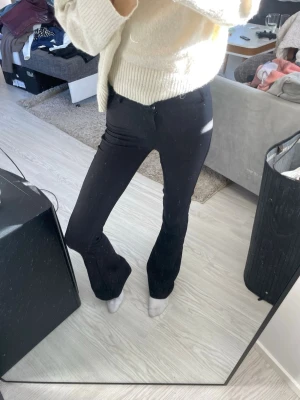 Svarta bootcut kostymbyxor - Bootcut kostymbyxor i midwaist.💕