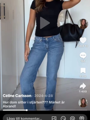 Blå bootcut jeans från Abrand - Säljer ett par klassiska blå jeans från Abrand med rak passform och låg midja. Jeansen har fem fickor, bälteshällor och stängs med knapp och dragkedja. Perfekta till en enkel t-shirt eller hoodie för en clean look.