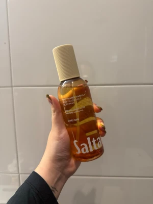 Salt Water Vanilla Body Mist - Fräsch body mist med doft av vanilj, havssalt och sandelträ. Knappt använt och lukar sött men fräscht! 🥰