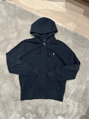 Svart hoodie från Polo Ralph Lauren - Svart hoodie med dragkedja från Polo Ralph Lauren. Nypris 2200kr kvitto finns!