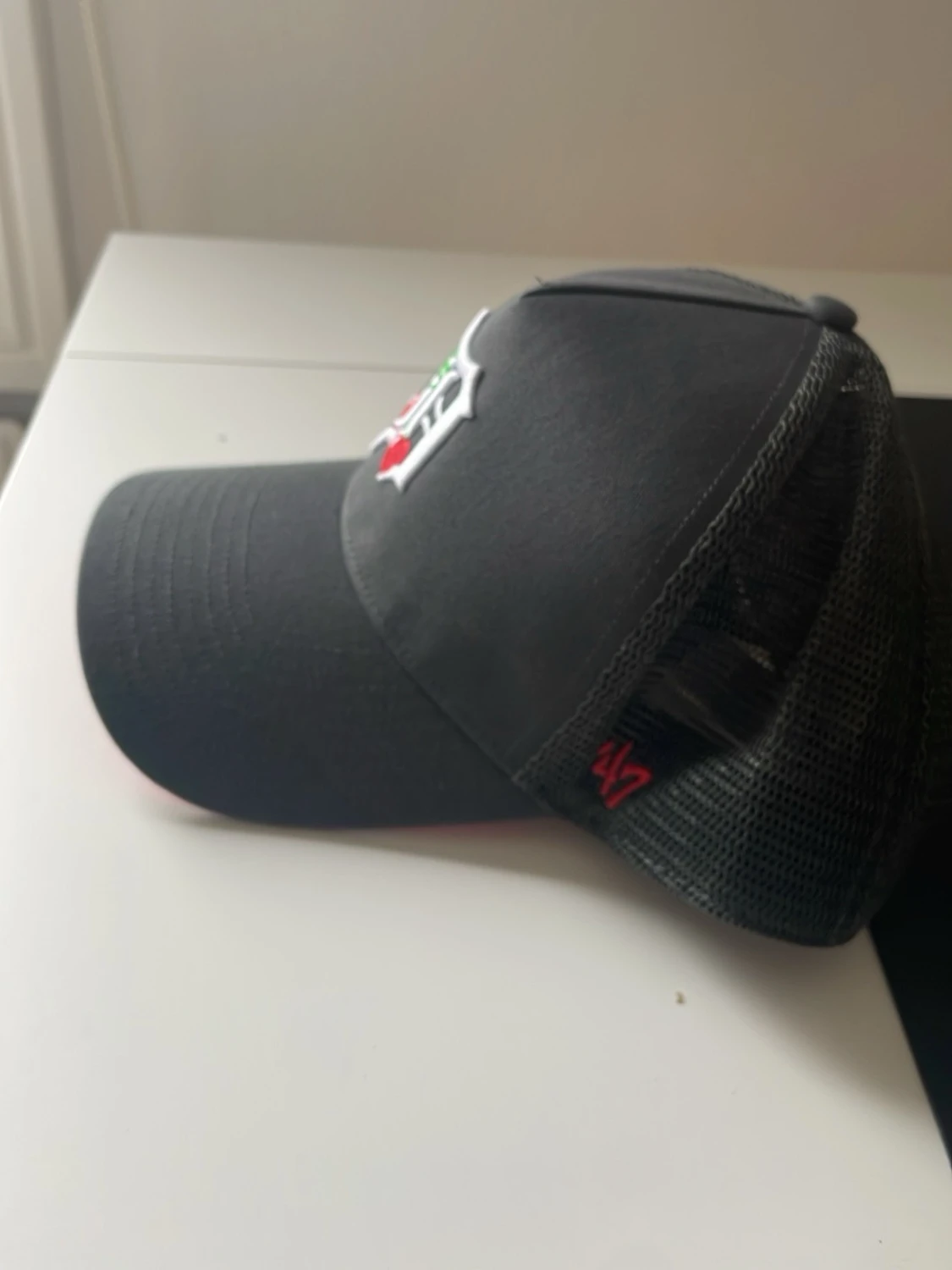 Svart keps med körsbär och Detroit tigers  - 1