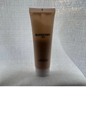 Burberry Her Body Lotion - Burberry Her Body Lotion i en stilren beige tub med vit kork. Lyxig body lotion som doftar fräscht och exklusivt, perfekt för dig som vill ha en mjuk och återfuktad hud. Kommer i originalförpackning.