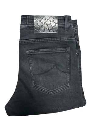 Jacob Cohen Jeans Limited Edition - Exklusiva jeans från Jacob Cohen, fick som present men tyvärr passar passade dem inte. Jeansen är i väldigt bra skick, W32L32 Skick: 8.5/10 Pris kan diskuteras 📦 Skickas eller möts upp